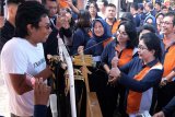 Menteri Kesehatan Nila F Moeloek (kanan) berbincang dengan penyandang skizofrenia di Rumah Berdaya, Denpasar, Bali, Rabu (24/4/2019). Rumah Berdaya tersebut saat ini menampung 40 orang yang menderita gangguan kejiwaan, untuk dididik dengan beragam kegiatan sehingga bisa mengembalikan jati diri mereka. ANTARA FOTO/Nyoman Hendra Wibowo/nym