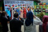 Peserta mengikuti upacara peringatan Konferensi Asia-Afrika (KAA) di Astana Anyar, Bandung, Jawa Barat, Rabu (24/4/2019). Upacara yang diadakan Sekolah Rakjat Inggit Garnasih dengan tema 