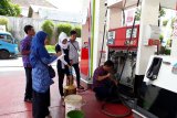 Petugas Bagian Metrologi Dinas Perdagangan dan Perindustrian Kota Kediri, melakukan tera ulang di SPBU Joyoboyo, Kota Kediri, Jawa Timur, Kamis (25/4). Kegiatan itu memastikan mesin dalam kondisi baik. Antara Jatim/Asmaul Chusna/zk.