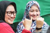 Warga memperlihatkan jari yang telah ditandai tinta setelah melaksanakan pencoblosan pada pemungutan suara ulang pemilihan umum (pemilu) 2019 di TPS-6 Desa Lamteumen Timur, Banda Aceh, Kamis (25/4/2019). Pemungutan suara ulang pemilu legislatif dan presiden di TPS tersebut karena adanya penggunaan surat undangan (C-6) pemilih yang telah meninggal dunia pada pemilu 17 April lalu. (Antara Aceh/Irwansyah Putra)