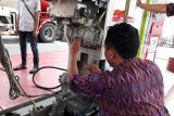 Petugas Bagian Metrologi Dinas Perdagangan dan Perindustrian Kota Kediri, melakukan tera ulang di SPBU Joyoboyo, Kota Kediri, Jawa Timur, Kamis (25/4). Kegiatan itu memastikan mesin dalam kondisi baik. Antara Jatim/Asmaul Chusna/zk.