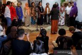 Kelompok paduan suara Dialita membawakan lagu pada acara Bernyanyi dan Ngobrol Bersama Dialita di Ruang Putih, Bandung, Jawa Barat, Rabu (24/4/2019). Paduan Suara Dialita yang beranggotakan sejumlah perempuan  penyintas kekerasan serta tragedi kemanusiaan 1965-1966 tersebut tampil untuk memperkenalkan album kedua bertajuk Salam Harapan dengan membawa pesan pada generasi muda untuk terus memperjuangkan penyampaian salam harapan dan perdamaian. ANTARA JABAR/Novrian Arbi/agr