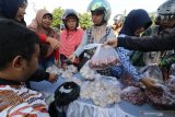 Warga antre membeli bawang putih dan bawang merah saat operasi pasar yang diselenggarakan Tim Pengendali Inflasi Daerah (TPID) di Kota Kediri, Jawa Timur, Kamis (25/4/2019). TPID yang beranggotakan sejumlah dinas di bawah naungan pemerintah daerah setempat, Badan Pusat Statistik, dan Bank Indonesia menggelontorkan bawang putih dan bawang merah berharga murah ke pasaran sebanyak masing-masing satu ton untuk menekan tingginya kenaikan harga guna mengendalikan inflasi pada level wajar. Antara Jatim/Prasetia Fauzani/zk.