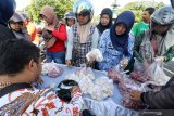 Warga antre membeli bawang putih dan bawang merah saat operasi pasar yang diselenggarakan Tim Pengendali Inflasi Daerah (TPID) di Kota Kediri, Jawa Timur, Kamis (25/4/2019). TPID yang beranggotakan sejumlah dinas di bawah naungan pemerintah daerah setempat, Badan Pusat Statistik, dan Bank Indonesia menggelontorkan bawang putih dan bawang merah berharga murah ke pasaran sebanyak masing-masing satu ton untuk menekan tingginya kenaikan harga guna mengendalikan inflasi pada level wajar. Antara Jatim/Prasetia Fauzani/zk.