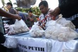 Warga membeli bawang putih dan bawang merah saat operasi pasar yang diselenggarakan Tim Pengendali Inflasi Daerah (TPID) di Kota Kediri, Jawa Timur, Kamis (25/4/2019). TPID yang beranggotakan sejumlah dinas di bawah naungan pemerintah daerah setempat, Badan Pusat Statistik, dan Bank Indonesia menggelontorkan bawang putih dan bawang merah berharga murah ke pasaran sebanyak masing-masing satu ton untuk menekan tingginya kenaikan harga guna mengendalikan inflasi pada level wajar. Antara Jatim/Prasetia Fauzani/zk.