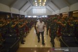 Menteri Pertahanan Ryamizard Ryacudu (tengah) bersama Pangdam III Siliwangi Mayjen TNI Tri Soewandono (kanan) tiba untuk memberikan pengarahan di Gedung Manggala Tirta Siliwangi, Bandung, Jawa Barat, Rabu (24/4/2019). Dalam acara tersebut, Menteri Pertahanan memberikan pengarahan kepada ratusan anggota Kodam III Siliwangi terkait ancaman ideologi lain yang bisa mengganti pancasila sebagai dasar NKRI. ANTARA JABAR/Raisan Al Farisi/agr