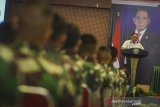 Menteri Pertahanan Ryamizard Ryacudu memberikan pengarahan di Gedung Manggala Tirta Siliwangi, Bandung, Jawa Barat, Rabu (24/4/2019). Dalam acara tersebut, Menteri Pertahanan memberikan pengarahan kepada ratusan anggota Kodam III Siliwangi terkait ancaman ideologi lain yang bisa mengganti pancasila sebagai dasar NKRI. ANTARA JABAR/Raisan Al Farisi/agr