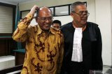 Terdakwa Bupati nonaktif Malang Rendra Kresna (kiri) seusai menjalani sidang tuntutan kasus korupsi penyediaan sarana penunjang peningkatan mutu pendidikan pada Dinas Pendidikan Pemkab Malang tahun anggaran 2011 sebesar Rp 3,45 miliar di Pengadilan Tindak Pidana Korupsi (Tipikor) Juanda, Sidoarjo, Jawa Timur, Kamis (25/4/2019).  Jaksa penuntut umum menuntut Rendra Kresna dengan pidana delapan tahun penjara denda Rp 500 Juta subsider enam bulan. Antara Jatim/Umarul Faruq/zk.