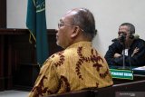 Terdakwa Bupati nonaktif Malang Rendra Kresna saat menjalani sidang tuntutan kasus korupsi penyediaan sarana penunjang peningkatan mutu pendidikan pada Dinas Pendidikan Pemkab Malang tahun anggaran 2011 sebesar Rp 3,45 miliar di Pengadilan Tindak Pidana Korupsi (Tipikor) Juanda, Sidoarjo, Jawa Timur, Kamis (25/4/2019).  Jaksa penuntut umum menuntut Rendra Kresna dengan pidana delapan tahun penjara denda Rp500 Juta subsider enam bulan. Antara Jatim/Umarul Faruq/zk.