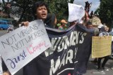 Anggota Komunitas Woman March's membawa poster saat berunjukrasa di depan Stasiun Kotabaru, Malang, Jawa Timur, Kamis (25/4/2019). Dalam pernyataan sikapnya mereka mendesak DPR RI untuk segera mengesahkan RUU yang mendukung penghapusan diskriminasi perempuan dan kekerasan seksual. Antara Jatim/Ari Bowo Sucipto/zk.