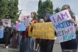 Anggota Komunitas Woman March's membawa poster saat berunjukrasa di depan Stasiun Kotabaru, Malang, Jawa Timur, Kamis (25/4/2019). Dalam pernyataan sikapnya mereka mendesak DPR RI untuk segera mengesahkan RUU yang mendukung penghapusan diskriminasi perempuan dan kekerasan seksual. Antara Jatim/Ari Bowo Sucipto/zk.