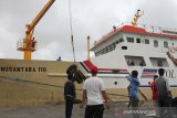 Sejumlah pekerja menaikan barang ke dalam Kapal Motor (KM) Sabuk Nusantara 110 saat bersandar di Pelabuhan Jetty Meulaboh, Aceh Barat, AJumat (26/4/2019). Kapal Motor Sabuk Nusantara 110 milik Direktorat Jenderal Perhubungan Laut (Ditjen Hubla) Kementerian Perhubungan (Kemenhub) itu diminati warga yang berdomisili di kepulauan terluar sebagai sarana transportasi karena selain tarif lebih murah juga melayani rute ke beberapa pelabuhan di Aceh. (Antara Aceh/Syifa Yulinnas)