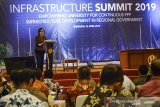 Menteri Keuangan Sri Mulyani memberikan pemaparan saat menjadi keynote speaker pada acara Infrastructure Summit 2019 di Gedung Graha Sanusi, Universitas Padjajaran, Bandung, Jawa Barat, Jumat (26/4/2019). Infrastructure Summit 2019 yang bertemakan 