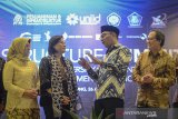 Menteri Keuangan Sri Mulyani (kedua kiri) berbincang dengan Gubernur Jawa Barat Ridwan Kamil (kedua kanan) dan Direktur Utama PT Penjaminan Infrastruktur Indonesia (Persero) Armand Hermawan (kanan) saat menghadiri acara Infrastructure Summit 2019 di Gedung Graha Sanusi, Universitas Padjajaran, Bandung, Jawa Barat, Jumat (26/4/2019). Infrastructure Summit 2019 yang bertemakan 