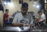 Pekerja menyelesaikan produksi sweater rajut di Sentra Rajut Binong Jati, Bandung, Jawa Barat, Kamis (25/4/2019).  Asosiasi Pertekstilan Indonesia (API) mencatat, saat ini kontribusi tekstil Indonesia bagi dunia baru mencapai 2 persen, jumlah tersebut jauh dibandingkan dengan kontribusi tekstil dari China yang mencapai 45 persen. ANTARA JABAR/Raisan Al Farisi/agr