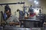 Pekerja menyelesaikan produksi sweater rajut di Sentra Rajut Binong Jati, Bandung, Jawa Barat, Kamis (25/4/2019).  Asosiasi Pertekstilan Indonesia (API) mencatat, saat ini kontribusi tekstil Indonesia bagi dunia baru mencapai 2 persen, jumlah tersebut jauh dibandingkan dengan kontribusi tekstil dari China yang mencapai 45 persen. ANTARA JABAR/Raisan Al Farisi/agr