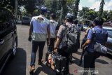 Petugas Komisi Pemberantasan Korupsi (KPK) tiba untuk penyelidikan proses penggeledahan di kantor Dinas Pekerjaan Umum dan Penataan Ruang (PUPR) Bale Wiwitan, Kota Tasikmalaya, Jawa Barat, Kamis (25/4/2019). KPK menggeladah sekaligus menyegel enam ruang kerja kantor Dinas PUPR terkait dugaan suap oleh Wali Kota Tasikmalaya Budi Budiman kepada eks pejabat Kementerian Keuangan Yaya Purnomo sebesar Rp700 juta untuk alokasi anggaran di DAK dan DID APBN tahun 2018/2019. ANTARA JABAR/Adeng Bustomi/agr