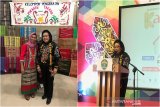 Pelaksana Tugas Sekda Provinsi Kaltim, Meiliana ketika membuka Kaltim Fair di Convention Hall, Sempaja, Samarinda Kalimantan Timur, nampak mengenakan busana warna hitam dengan sentuhan motif sulam tumpar serta kalung manik yang mencirikan Etnis Dayak Kalimantan Timur. Sulam Tumpar dan kalung manik merupakan kerajinan tangan dari Kutai Barat.(Antaranews Kaltim/Ist)