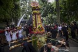 Sejumlah relawan mengarak jampana saat pawai syukuran kebhinekaan di Bandung, Jawa Barat, Kamis (25/4/2019). Pawai Syukuran Kebhinekaan yang diselenggarakan oleh relawan pasangan calon Presiden dan Wakil Presiden nomor urut 01 tersebut dilakukan dalam rangka ungkap rasa syukur atas berlangsungnya pesta demokrasi yang aman dan damai. ANTARA JABAR/Raisan Al Farisi/agr