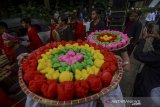 Sejumlah relawan mengarak jampana saat pawai syukuran kebhinekaan di Bandung, Jawa Barat, Kamis (25/4/2019). Pawai Syukuran Kebhinekaan yang diselenggarakan oleh relawan pasangan calon Presiden dan Wakil Presiden nomor urut 01 tersebut dilakukan dalam rangka ungkap rasa syukur atas berlangsungnya pesta demokrasi yang aman dan damai. ANTARA JABAR/Raisan Al Farisi/agr