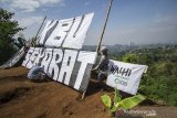 Warga bersama aktivis dari Wahana Lingkungan Hidup (Walhi) Jabar membentangkan spanduk bertuliskan 'KBU (Kawasan Bandung Utara) Sekarat' saat melakukan aksi protes di Desa Pagerwangi, Kabupaten Bandung Barat, Jawa Barat, Kamis (25/4/2019). Aksi tersebut  merupakan bentuk protes, keresahan dan keprihatinan terhadap kondisi Kawasan Bandung Utara dengan semakin  masifnya alih fungsi lahan serta hutan di Kawasan Bandung Utara (KBU) yang berpotensi menjadi penyebab bencana di sekitar Bandung Raya. ANTARA JABAR/Novrian Arbi/agr