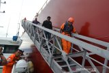 Angota Basarnas dan tim kesehatan karantina pelabuhan turun dari tangga kapal bersama anak buah kapal tanker berbedera Panama, Donmark L Villaruel (kedua kanan) , warga Filipina saat dievakuasi dari kapal MT C Passion ke kapal KN Krisna Basarnas, di perairan Teluk Benggala, Aceh Besar, Aceh, Sabtu (27/4/2019). ABK MT C Passion berbendera Panama, Donmark L Villaruel, mengalami kecelakaan kerja cidera pada mata terkena bahan kimia dievakuasi ke Rumah Sakit Zainal Abidin, Banda Aceh sebelum kapal mereka melanjutkan perjalan dari Arab Saudi menuju Korea. (Antara Aceh/Ampelsa)