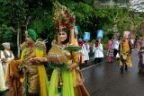 Lingga tampilkan tepuk tepung tawar dan kostum karnaval (video)