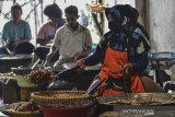 Perajin memproduksi makanan cemilan pisang sale di Gudang Jero, Kota Tasikmalaya, Jawa Barat, Sabtu (27/4/2019). Pelaku usaha makanan tradisional khas Tasikmalaya pisang sale mengaku saat ini kesulitan bahan baku pisang akibat panen raya pisang ditingkat petani sulit didapat karena musim penghujna ditambah naiknya harga pisang potong yang dari sebelumnya Rp13 ribu menjadi Rp30 ribu per kilogram, sehingga produksi menurun 50 persen dari satu kuital per hari. ANTARA JABAR/Adeng Bustomi/agr