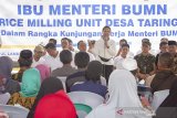 Menteri Badan Usaha Milik Negara (BUMN) Rini M Soemarno (tengah) memberikan pidato saat melakukan kunjungan kerja di Sentral Pengolahan Beras Terpadu (SPBT) / 