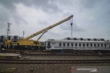 Petugas melakukan bongkar muat gerbong kereta di Stasiun Purwakarta, Jawa Barat, Sabtu (27/4/2019). PT Kereta Api Indonesia (KAI) (Persero) menambah jumlah kereta api untuk angkutan lebaran Idul Fitri 2019 sebanyak 356 kereta reguler dan 50 KA tambahan yang total mencapai 406 kereta api. ANTARA FOTO/Raisan Al FarisiANTARA FOTO/RAISAN AL FARISI (ANTARA FOTO/RAISAN AL FARISI)