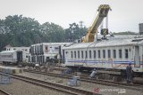 Petugas melakukan bongkar muat gerbong kereta di Stasiun Purwakarta, Jawa Barat, Sabtu (27/4/2019). PT Kereta Api Indonesia (KAI) (Persero) menambah jumlah kereta api untuk angkutan lebaran Idul Fitri 2019 sebanyak 356 kereta reguler dan 50 KA tambahan yang total mencapai 406 kereta api. ANTARA JABAR/Raisan Al Farisi/agr