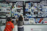 Sejumlah anal kecil membaca sejarah eksplorasi ruang angkasa di Planetarium Green Valley, Purwakarta, Jawa Barat, Sabtu (27/4/2019). Planetarium tersebut menyajikan pemandangan pergerakan benda langit yang dapat disaksikan siang hari secara 