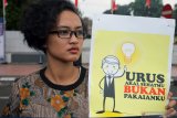 Aktivis membawa poster berisi kampanya tentang kepedulian terhadap perempuan saat menggelar aksi di Alun-alun Kota Blitar, Jawa Timur, Minggu (28/4/2019). Selain untuk mengajak masyarakat untuk lebih peduli terhadap perempuan yang sering menjadi korban kekerasan, Aksi yang digelar oleh sejumlah aktivis dari Women's March Blitar tersebut juga menuntut pemerintah untuk segera menuntaskan RUU Penghapusan Kekerasan Seksual (PKS), serta merevisi UU Perkawinan. Antara Jatim/Irfan Anshori/zk.