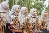 Sejumlah siswa SMA Negeri 2 Purwakarta memainkan alat musik angklung saat mengikuti Festival Bambu Kreatif di Taman Pesanggrahan Padjadjaran, Purwakarta, Jawa Barat, Minggu (28/4/2019). Festival tersebut menyajikan hasil kreatifitas perajin bambu untuk mengenalkan seni kreatif bambu dengan harapan dapat meningkatkan daya tarik wisatawan lokal dan mancanegara. ANTARA JABAR/M Ibnu Chazar/agr