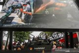 Warga menaiki alutsista buatan PT. Pindad yang dipamerkan  pada acara Peringatan Hari Ulang Tahun Ke-36 PT Pindad di Bandung, Jawa Barat, Minggu (28/4/2019).  Kegiatan Ulang Tahun PT. Pindad yang bertemakan Inovasi Untuk Negeri tersebut sebagai bentu rasa syukur dan harapan dalam mengembangkan diri sebagai BUMN yang terus berinovasi untuk memenuhi kebutuhan TNI, POLRI serta Pasar Internasional. ANTARA JABAR/Novrian Arbi/agr