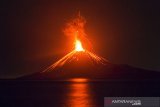 Lava pijar dari Gunung Anak Krakatau terlihat dari kawasan Kalianda, Lampung Selatan, Rabu (5/9). Menurut Pusat Vulkanologi dan Mitigasi Bencana Geologi (PVMBG), Gunung Anak Krakatau masih berstatus Level II atau waspada. ANTARA JABAR/Atet Dwi Pramadia/agr