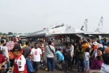 Pengunjung melihat pesawat Sukhoi (kanan) dan F-16 Fighting Falcon (kiri) saat digelar Iswahjudi Open House 2019 di Lanud Iswahjudi, Magetan, Jawa Timur, Minggu (28/4/2019). Kegiatan dalam rangka HUT ke-73 TNI AU yang antara lain dimeriahkan pameran Alat Utama Sistem Persenjataan (Alutsista) TNI AU, Jupiter Aerobatic Team, fly pass pesawat F-16, T-50i Golden Eagle tersebut ditonton ribuan pengunjung dari berbagai daerah. Antara Jatim/Siswowidodo/zk.