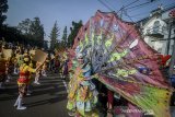 Ribuan penari melakukan tarian di Hari Bebas Kendaraan Bermotor di Dago, Bandung, Jawa Barat, Minggu (28/4/2019). Sebanyak 3.991 penari dari 18 Kota dan Kabupaten di Jawa Barat menarikan tarian ronggeng geber secara bersama-sama dalam rangka peringatan hari tari sedunia. ANTARA JABAR/Raisan Al Farisi/agr