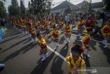 Ribuan penari melakukan tarian di Hari Bebas Kendaraan Bermotor di Dago, Bandung, Jawa Barat, Minggu (28/4/2019). Sebanyak 3.991 penari dari 18 Kota dan Kabupaten di Jawa Barat menarikan tarian ronggeng geber secara bersama-sama dalam rangka peringatan hari tari sedunia. ANTARA JABAR/Raisan Al Farisi/agr