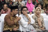 Wakil Ketua KPK Basaria Panjaitan (tengah) berbincang dengan Gubernur Jawa Barat Ridwan Kamil (kiri) dan Ketua DPRD Jabar Ineu Purwadewi Sundari (kanan) disela-sela penandatanganan dokumen kerja sama Optimalisasi Pendapatan Daerah dan Penertiban Barang milik daerah se-Jawa Barat di Gedung Sate, Bandung, Jawa Barat, Bandung, Jawa Barat, Senin (29/4/2019). Penandatanganan tersebut merupakan kerja sama KPK dengan Pemerintah daerah sebagai upaya dalam pemberantasan korupsi terintegrasi dan mengimplementasikan aplikasi alat rekam data transaksi secara online yang bisa dipantau secara real time serta penertiban aset Pemda terutama tanah. ANTARA JABAR/M Agung Rajasa/agr.