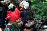 Prajurit TNI-AL Korps Marinir meminum darah ular sebgai cara bertahan hidup di hutan saat melaksanakan Pendidikan Komando (Dikko) Marinir angkatan 159 di Selogiri, Banyuwangi, Jawa Timur, Senin (29/4/2019). Sebanyak 193 Prajurit mengikuti Pendidikan Komando selama 77 hari yang terdiri dari tahapan Menembak serta  Bertahan hidup di Hutan, dan akan diakhiri  pada puncak latihan dengan kembali kekesatuan dengan berjalan kaki dari Banyuwangi ke Surabaya. Antara Jatim/Budi Candra Setya/zk.