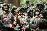 Prajurit TNI-AL Korps Marinir meneriakan yel-yel saat melaksanakan Pendidikan Komando (Dikko) Marinir angkatan 159 di Selogiri, Banyuwangi, Jawa Timur, Senin (29/4/2019). Sebanyak 193 Prajurit mengikuti Pendidikan Komando selama 77 hari yang terdiri dari tahapan Menembak serta  Bertahan hidup di Hutan, dan akan diakhiri  pada puncak latihan dengan kembali kekesatuan dengan berjalan kaki dari Banyuwangi ke Surabaya. Antara Jatim/Budi Candra Setya/zk.