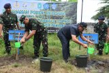 Komandan Sekolah Tinggi Teknologi Angkatan Laut (STTAL) Laksamana Pertama TNI Avando Bastari (kedua kiri) bersama Bupati Lamongan Fadeli (kedua kanan) menanam pohon saat pembukaan bakti pengabdian pada masyarakat STTAL di Lamongan, Jawa Timur, Senin (29/4/2019). Melalui pelaksanaan integrasi pengabdian masyarakat civitas akademika STTAL tersebut diharapkan dapat memberikan manfaat kepada masyarakat pesisir khususnya pemberdayaan teknologi kemaritiman dan pelestarian lingkungan hidup. Antara Jatim/Zabur Karuru