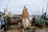 Komandan Sekolah Tinggi Teknologi Angkatan Laut (STTAL) Laksamana Pertama TNI Avando Bastari (kedua kiri) berdialog dengan nelayan ketika meninjau lokasi pengabdian pada masyarakat STTAL di Lamongan, Jawa Timur, Senin (29/4/2019). Melalui pelaksanaan integrasi pengabdian masyarakat civitas akademika STTAL tersebut diharapkan dapat memberikan manfaat kepada masyarakat pesisir khususnya pemberdayaan teknologi kemaritiman dan pelestarian lingkungan hidup. Antara Jatim/Zabur Karuru