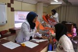 Dokter memeriksa kesehatan warga saat bakti sosial layanan kereta kesehatan (Rail Clinic) di Stasiun Sempolan, Silo, Jember, Jawa Timur, Senin (29/4/2019). PT Kereta Api Indonesia Daop 9 Jember melakukan pemeriksaan kesehatan dan pengobatan gratis untuk warga sekitar stasiun, agar masyarakt peduli dengan keselamatan perjalanan kereta api. Antara Jatim/Seno/zk.