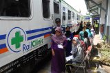 Warga antre saat bakti sosial layanan kereta kesehatan (Rail Clinic) di Stasiun Sempolan, Silo, Jember, Jawa Timur, Senin (29/4/2019). PT Kereta Api Indonesia Daop 9 Jember melakukan pemeriksaan kesehatan dan pengobatan gratis untuk warga sekitar stasiun, agar masyarakt peduli dengan keselamatan perjalanan kereta api. Antara Jatim/Seno/zk.