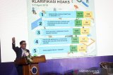 Gubernur Jawa Barat Ridwan Kamil memberikan pemaparan saat seminar Development 4.0 di Aula Barat ITB, Bandung, Jawa Barat, Senin (29/4/2019). Seminar yang bertemakan 