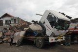 Polisi memeriksa truk tangki yang meledak di Jalan Nambangan 116, Surabaya, Jawa timur, Senin (29/4/2019). Truk tangki tersebut meledak saat dilakukan pengelasan dan menyebabkan satu orang tewas, satu orang terluka dan sejumlah rumah rusak. ANTARA FOTO/Didik Suhartono/nym.