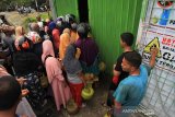 Sejumlah warga mengantre untuk mendapatkan elpiji tiga kilogram bersubsidi di salah satu pangkalan Desa Kuta Padang, Johan Pahlawan, Aceh Barat, Selasa (30/4/2019). Sebagaian warga rela mengantre untuk mendapatkan elpiji tiga kilogram bersubsidi seharga Rp18.000 per tabung dari pada elpiji gas tiga kilogram nonsubsidi Rp35.000 per tabung.  (Antara Aceh/Syifa Yulinnas)