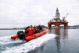 Pegiat Greenpeace hentikan alat pengeboran minyak di Laut Utara